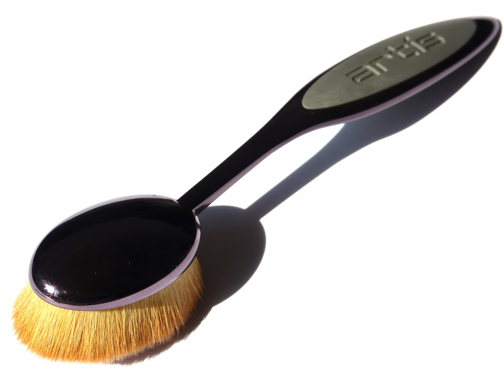 Beauty Staples Artis Brush Oval 7